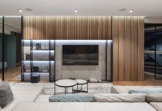 деревянные панели с подсветкой в интерьере гостиной